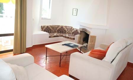 First floor, two bedroom apartment  located on a quiet area. 