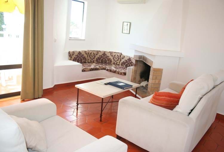 First floor, two bedroom apartment  located on a quiet area. 
