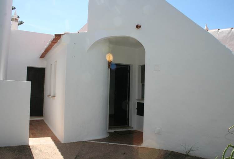 Two bedroom single storey villa, located close to all amenities