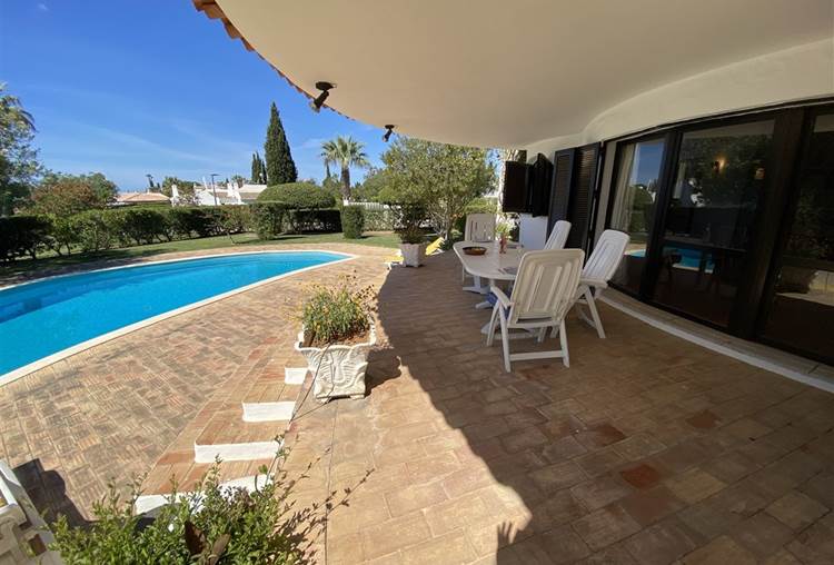 Three bedroom detached villa with swimming pool and views of the sea from the roof terrace