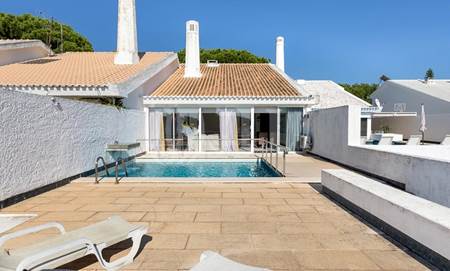 Beautiful villa next to the Hilton hotel and Pinhal golf course club house.