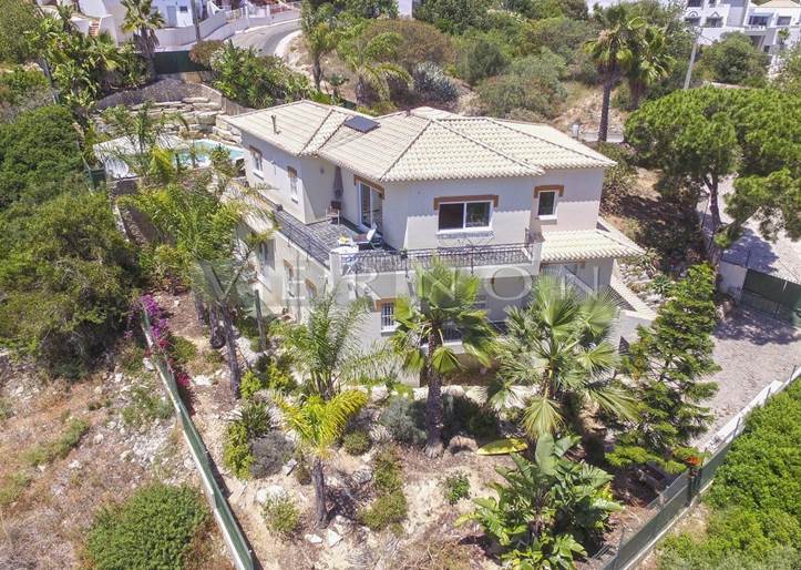 Algarve, Carvoeiro à vendre: villa avec 4 chambres, piscine, garage et vue sur mer, idéalement située près de la village de Carvoeiro, la plage, des restaurants et des commodités: