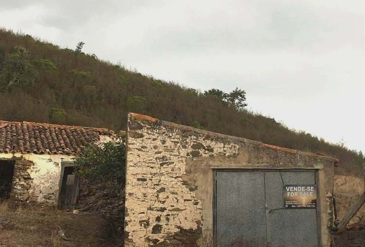 Ruin to rebuild in São Barnabé, Almodôvar 