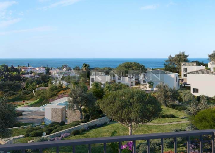 Algarve, Carvoeiro til salgs nye moderne 3 roms villaer med basseng innen gangavstand til sentrum og strand