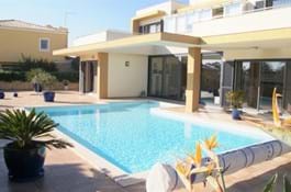 Modern and Spacious 3+1 Bedroom Villa with a Swimming Pool in a Residential area of Meia Praia with Sea views