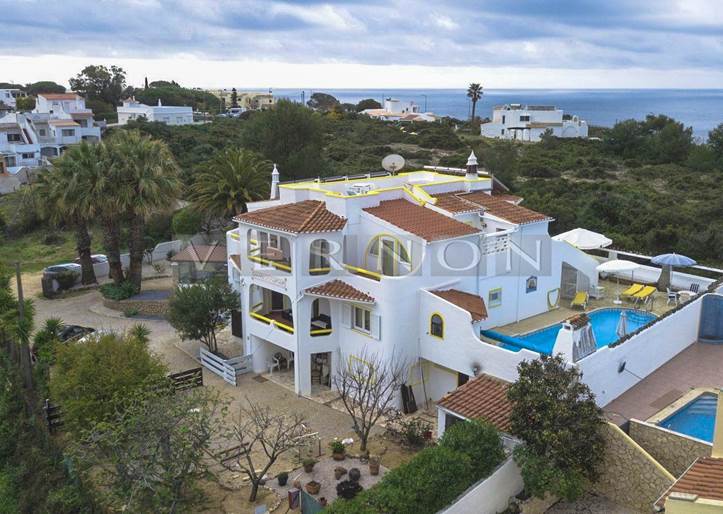 Algarve, Carvoeiro para venda vivenda espaçosa de 9 quartos + T1, piscina, 350m da praia e comércio local 