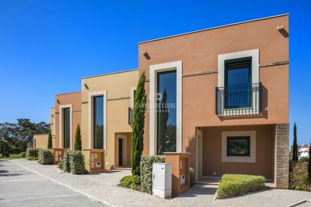 Luxurious 2-bedroom townhouse with private pool and garden
