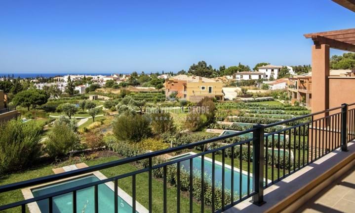 Luxueuse maison de ville de 2 chambres avec piscine privée et jardin