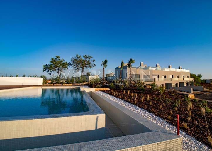 Algarve zum Verkauf moderne Reihenhäuser mit 3 Schlafzimmern am Fluss Arade mit herrlichem Panoramablick und nur 5-10 Minuten von Ferragudo und Portimão entfernt