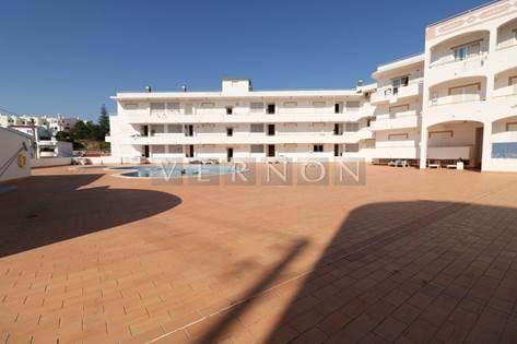 Algarve Carvoeiro para venda T2 com piscina e garagem a 300 m da praia do Carvoeiro