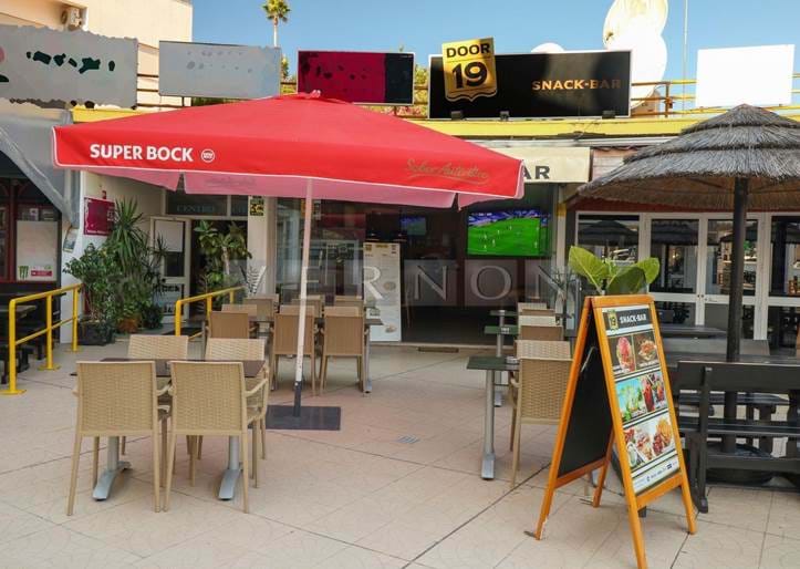 Algarve Carvoeiro, til salgs, velkjent Business / snackbar med terrasse i sentrum av landsbyen Carvoeiro
