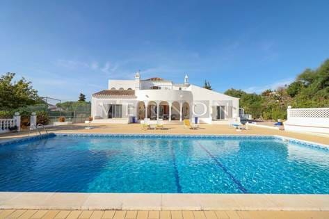 Algarve Carvoeiro for sale spacious 5 bedroom villa with  1 bedroom apartment, pool, tennis court and garage within only 10 min walk from the beach and Carvoeiro center 