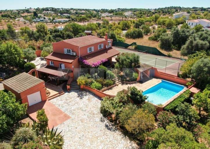 Algarve Carvoeiro para venda Quinta de 4 quartos, piscina aquecida, campo de ténis, garagem, perto da praia do Carvoeiro, golfe e comercio local.