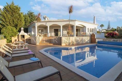 For sale in Algarve Carvoeiro charming villa with 3 bedrooms en suite, heated pool, garage and amazing panoramic views 