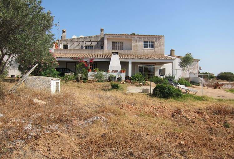 Mixed property with villa, 25 thousand m2 and sea view in Caramujeira, Lagoa 