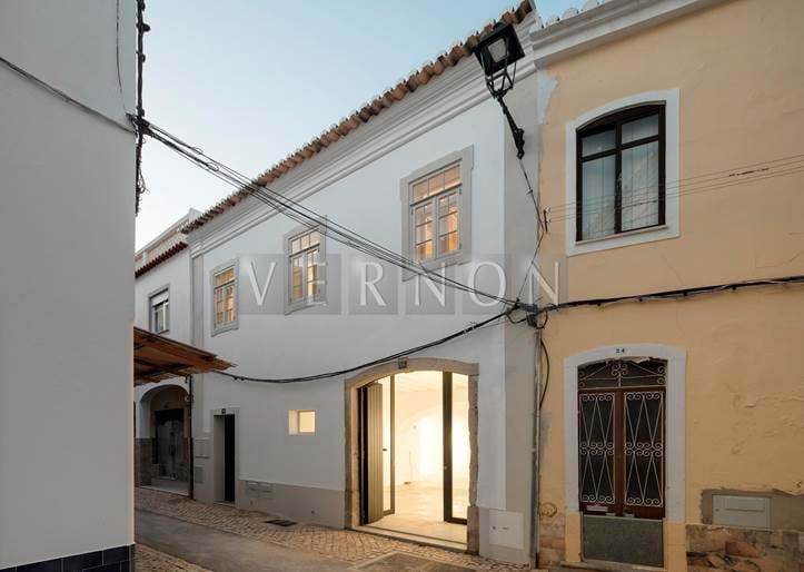 Algarve,  propriedade única com espaço comercial e apartamento T1  para venda no centro da cidade de Ferragudo.