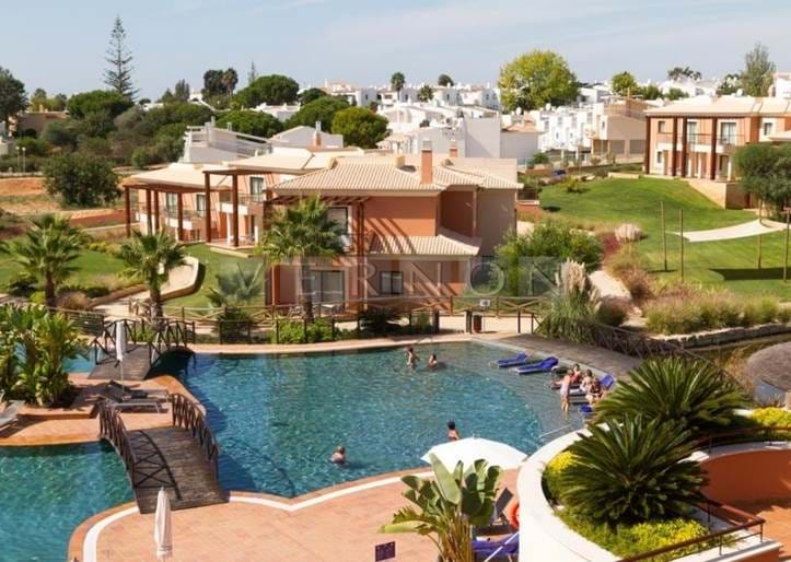 Algarve, Carvoeiro til salgs: luksus Leilighet  med 1 soverom i 5-stjerners resort Monte Santo nær Carvoeiro stranden.