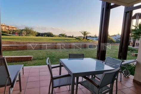 Algarve, Carvoeiro zu verkaufen: 2 SZ Erdgeschoss-Appartement in dem namhaften 5* Resort Monte Santo.