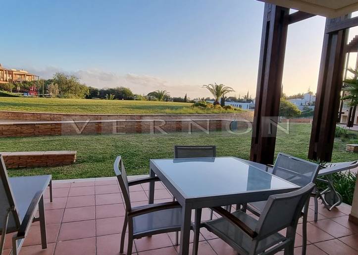 Algarve, Carvoeiro zu verkaufen: 2 SZ Erdgeschoss-Appartement in dem namhaften 5* Resort Monte Santo.