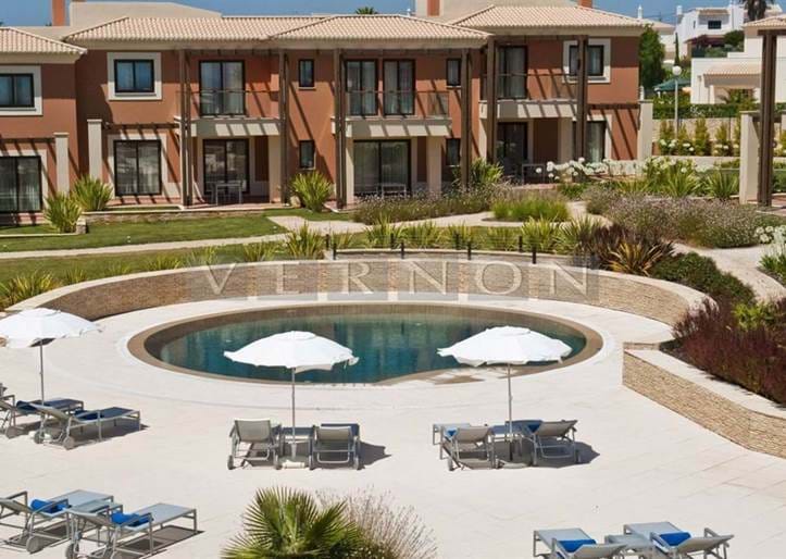 Algarve, Carvoeiro para venda: moradia geminada T2 de luxo no prestigioso resort Monte Santo 5* apenas 5 min da praia de Carvoeiro.