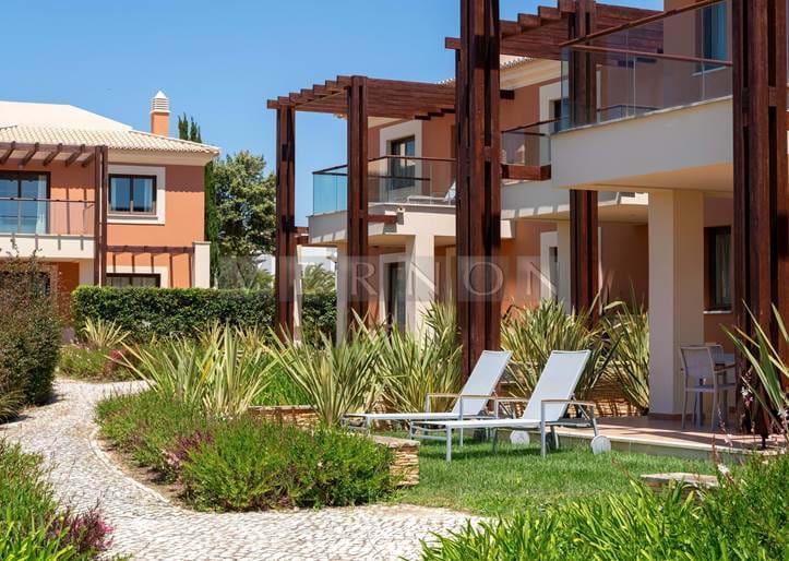 Algarve Carvoeiro para venda moradia geminada T2 de luxo no prestigioso resort Monte Santo 5* apenas 5 min da praia de Carvoeiro 