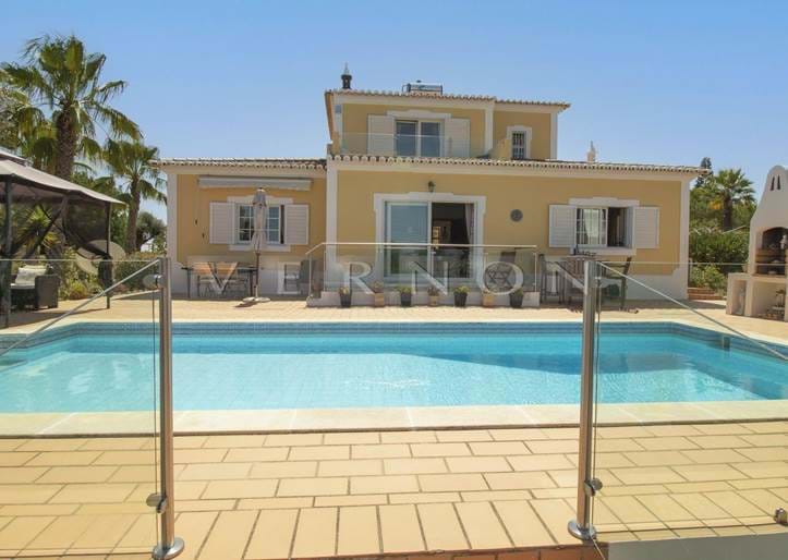 Carvoeiro Algarve, for sale, lovely detached villa with 3 bedrooms, pool, driveway and great panoramic views, short drive (5-10min)  to Carvoeiro beach