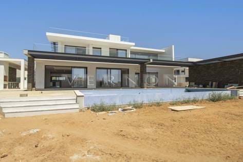 Algarve Carvoeiro, à vendre, nouvelle villa de luxe contemporaine, avec 4+1 chambres en suite, superbes vues sur la mer, ascenseur, piscine et garage. À seulement 5-10 minutes en voiture de la plage de Carvoeiro