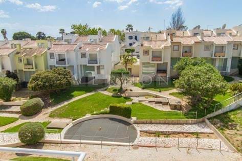 Algarve Carvoeiro, à vendre, maison de ville moderne sur 2 étages et 2 chambres avec parking commun. À seulement 15-20 minutes à pied de la plage et du centre du village de Carvoeiro