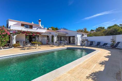 Carvoeiro Algarve, à vendre, villa individuelle traditionnelle avec 6 chambres, piscine chauffée, à seulement 1 km (10 minutes à pied) de la plage et du centre de Carvoeiro 
