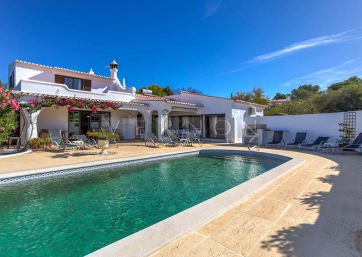 Carvoeiro Algarve, para venda, moradia tradicional com 6 quartos, piscina aquecida,  apenas a 1 km (10min a pé) da praia e centro de Carvoeiro 