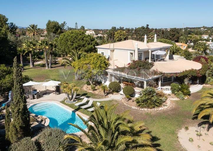 Carvoeiro Algarve, para venda, moradia espaçosa com fantásticas vistas para o mar, 3 quartos, piscina, em Caramujeira perto da praia da Marinha 