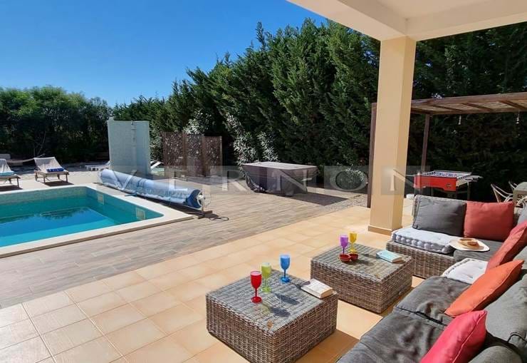 Algarve, Carvoeiro til salgs, romslig villa med 6 soverom med eget bad, oppvarmet basseng, garasje, innen gangavstand fra Carvoeiro strand og sentrum