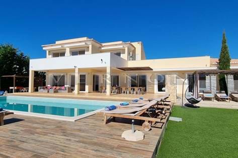 Algarve, Carvoeiro à vendre, villa spacieuse avec 6 chambres en suite, piscine chauffée, garage, à distance de marche de la plage et du centre de Carvoeiro