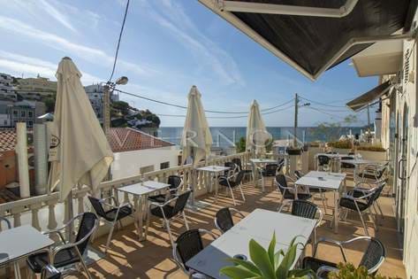Algarve, entreprise en cours d'exécution: Restaurant / Bar avec appartement et vue imprenable sur le village et la mer à vendre dans le centre de Carvoeiro.