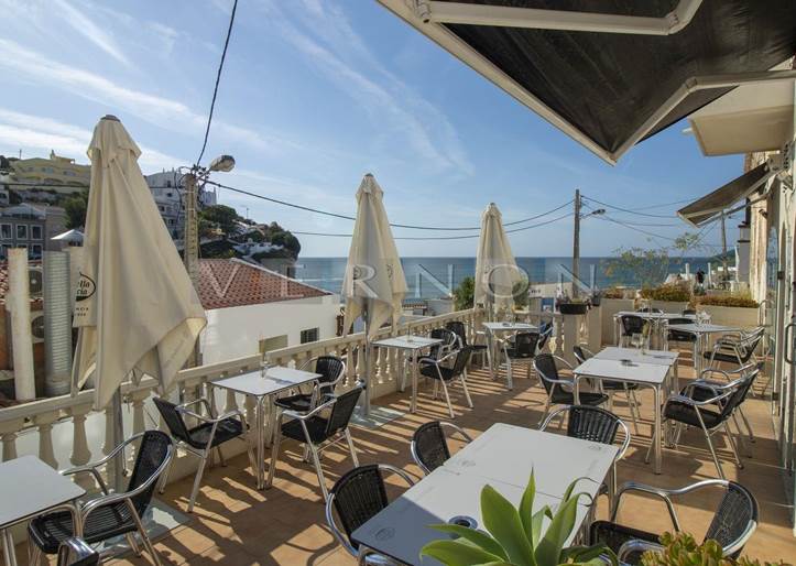Algarve, entreprise en cours d'exécution: Restaurant / Bar avec appartement et vue imprenable sur le village et la mer à vendre dans le centre de Carvoeiro.