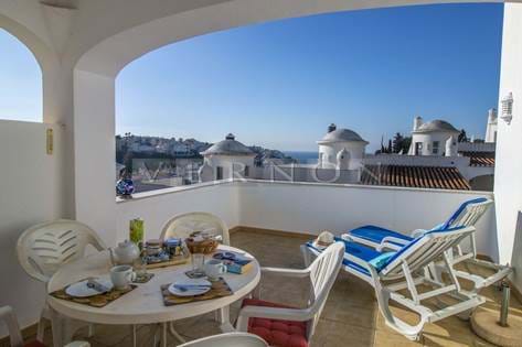 Renoviertes Stadthaus mit 2 Schlafzimmern und Pool zum Verkauf in Carvoeiro Algarve mit Meer- und Dorfblick, nur 10 Gehminuten vom Strand und Annehmlichkeiten entfernt