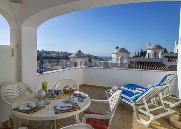 Renovert 2-roms rekkehus til salgs i Carvoeiro Algarve med svømmebasseng, utsikt over havet og landsbyen, kun 10 min gange fra stranden og fasiliteter
