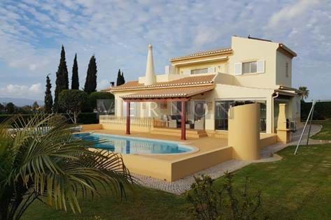 Para venda, em Algarve Carvoeiro, tradicional moradia com 4 quartos, piscina aquecida, garagem e uma incrível vista panorâmica