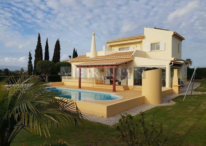 Para venda, em Algarve Carvoeiro, tradicional moradia com 4 quartos, piscina aquecida, garagem e uma incrível vista panorâmica