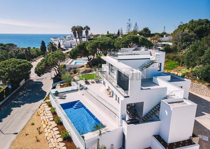Modern 4 bedroom villa with sea views, pool, for sale in Carvoeiro Algarve within walking distance from  the beach and town centre