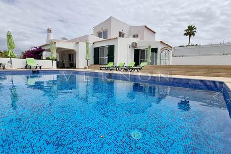 Algarve zum Verkauf charmante Villa mit 4 Schlafzimmern, Pool, Garage und Panoramablick auf Lagos, Meer und Berge in Carvoeiro
