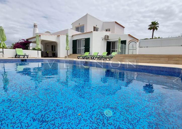 Algarve Carvoeiro, para venda, fantástica moradia de 4 quartos, piscina e garagem com vista panorâmica sob Lagos, mar e serra.