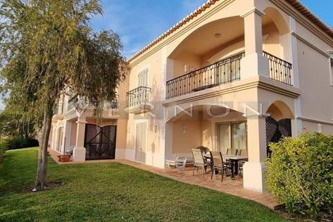 Algarve, Carvoeiro, til salgs 1/4 udelte romslig leilighet med 2 soverom, felles svømmebasseng i Gramacho Golf kun 10 minutter fra stranden og sentrum av Carvoeiro
