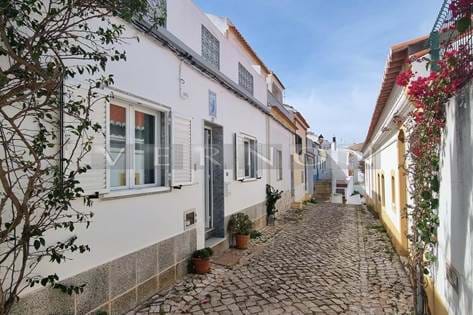 Casa tradicional geminada renovada 2 quartos para venda no centro da vila de Ferragudo, Algarve 