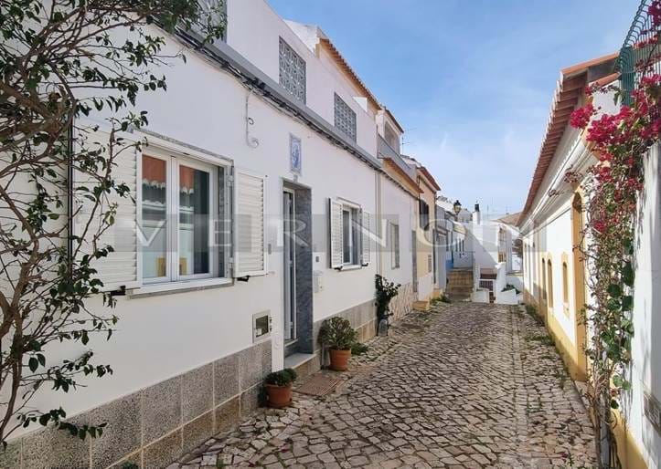 Casa tradicional geminada renovada 2 quartos para venda no centro da vila de Ferragudo, Algarve 