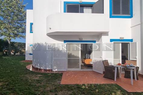 Apartamento T1 espaçoso com piscina e estacionamento, para venda em Carvoeiro, perto da praia e do centro