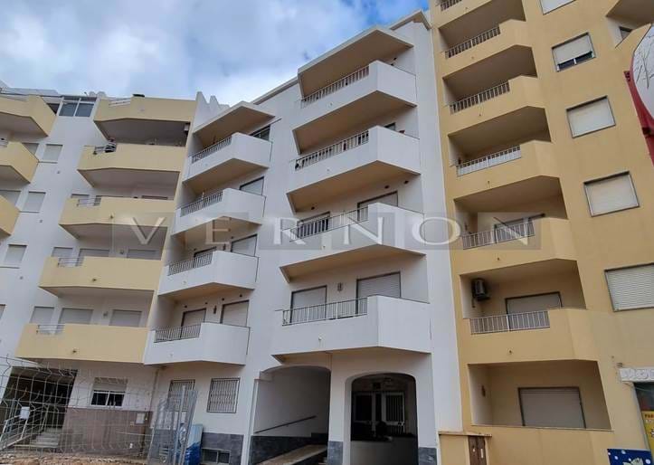 Algarve, appartement de 2 chambres avec garage à vendre à Armação de Pêra, situé à seulement 250m de la plage