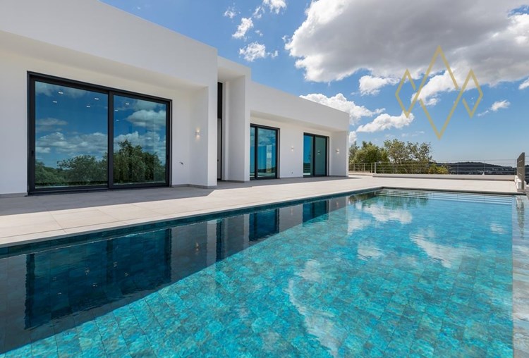 CONTEMPORARY STYLE WITH STUNNING VIEWS