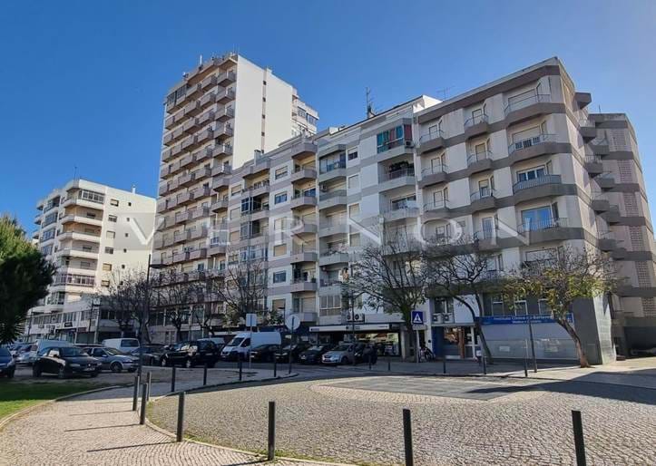 Algarve til salgs, totalrenovert 2-sengs leilighet med utsikt over elven og byen i sentrum av Portimão