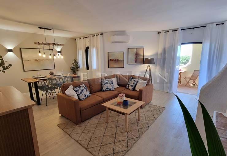 Algarve, Apartamento T1 totalmente renovado com vista mar e estacionamento, para venda em Carvoeiro, perto da praia e comercio 